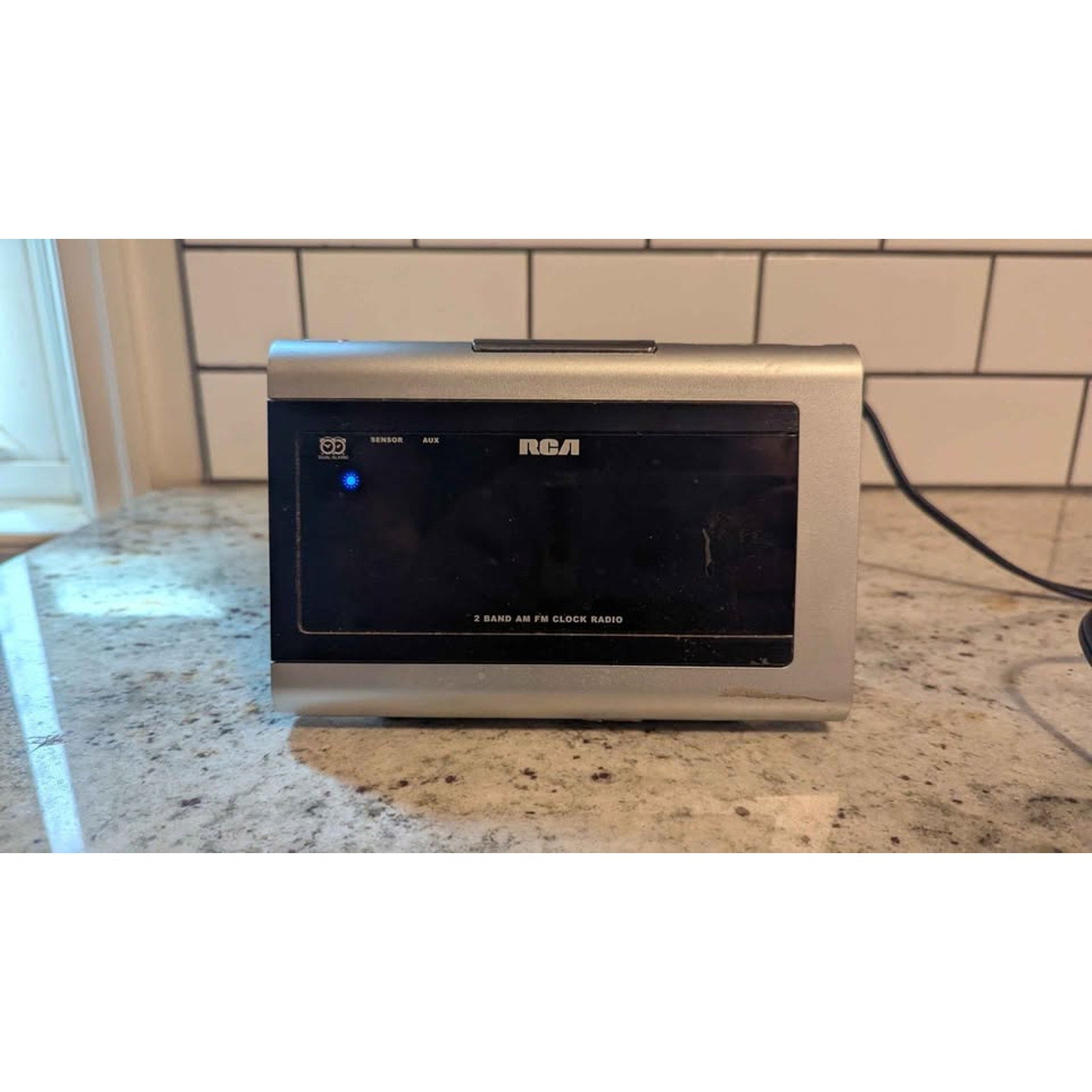 Vintage RCA AM/FM Clock Radio - Blue Digital Display & AUX Input